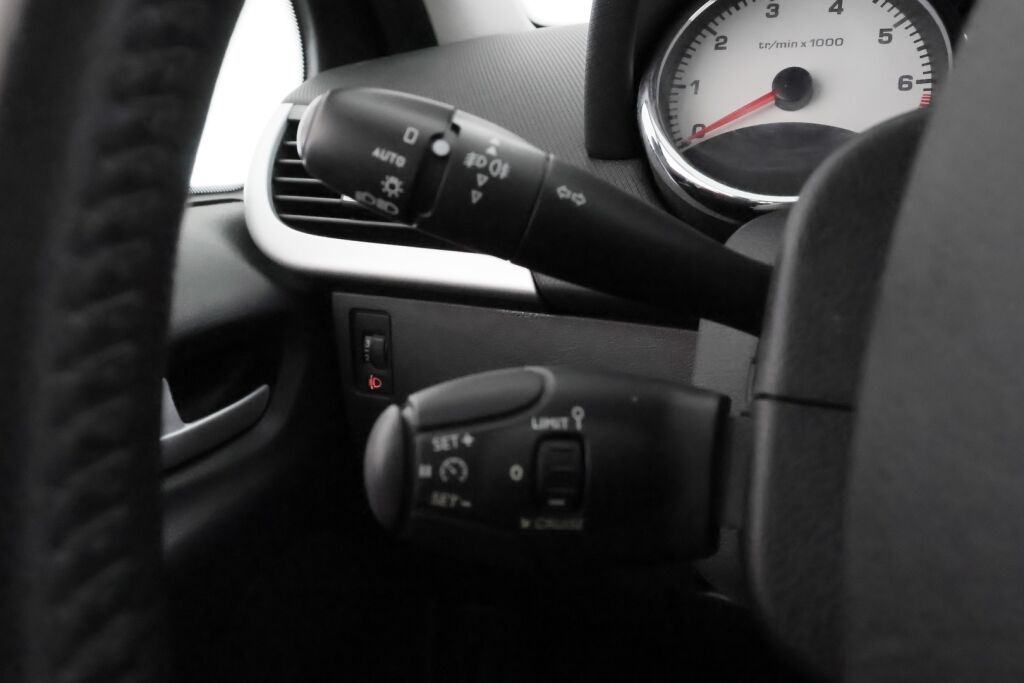 Peugeot 207 2011 Punainen