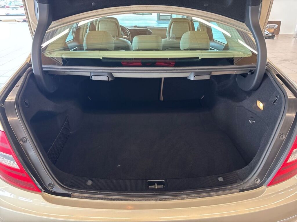 Mercedes-Benz C 2011 Keltainen