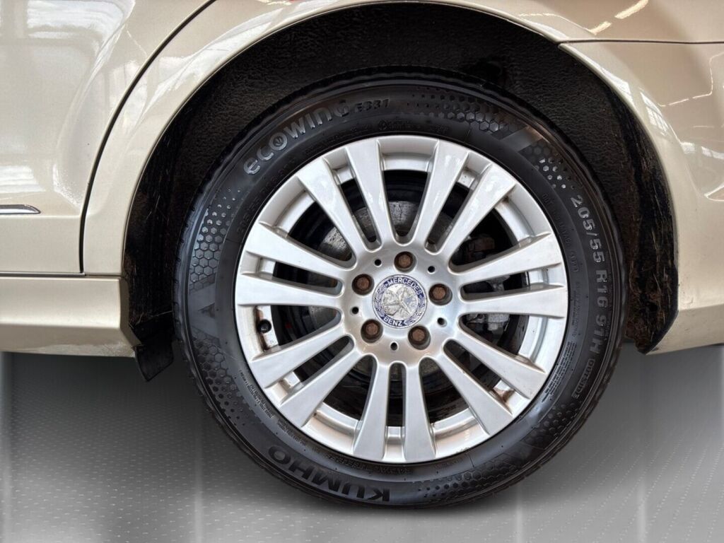 Mercedes-Benz C 2011 Keltainen