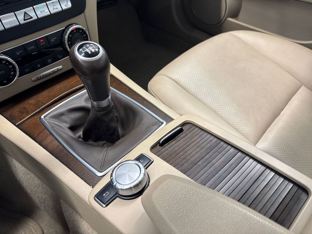 Mercedes-Benz C 2011 Keltainen