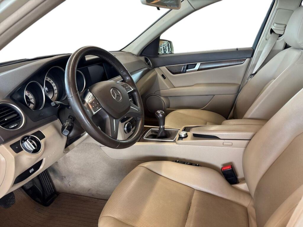 Mercedes-Benz C 2011 Keltainen