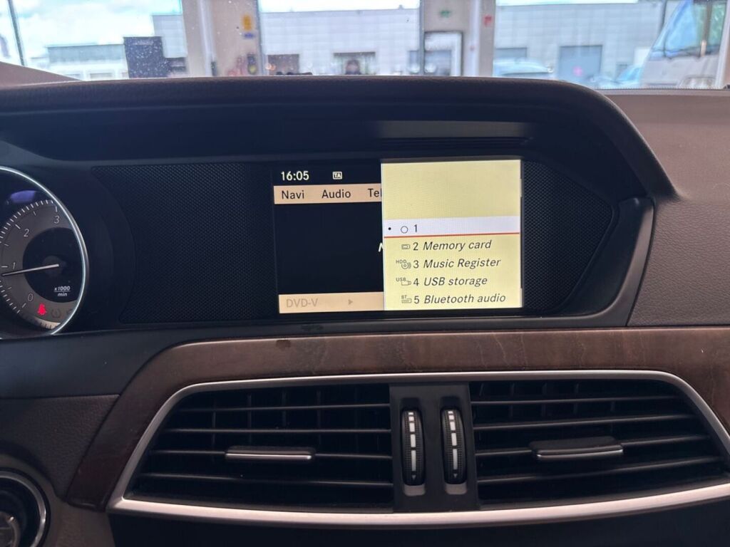Mercedes-Benz C 2011 Keltainen