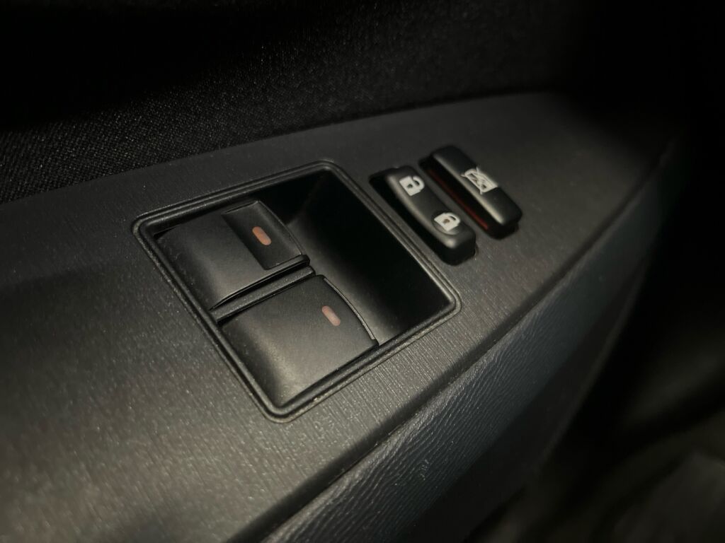 Toyota Avensis 2011 Valkoinen