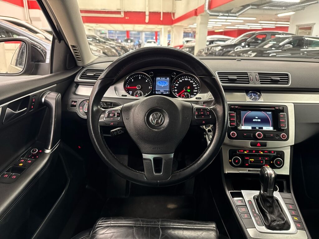 Volkswagen Passat 2011 Musta