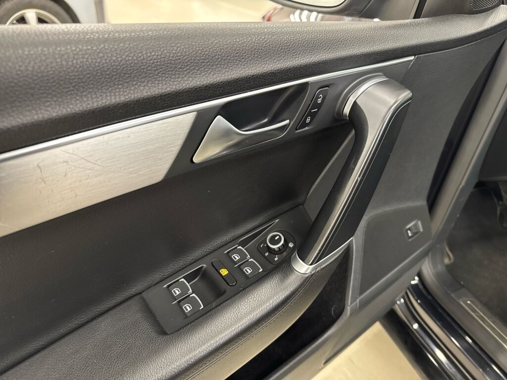 Volkswagen Passat 2011 Musta