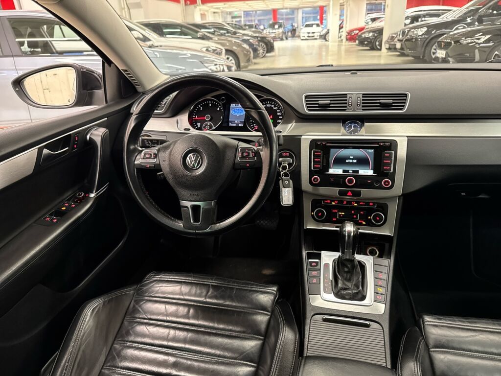 Volkswagen Passat 2011 Musta