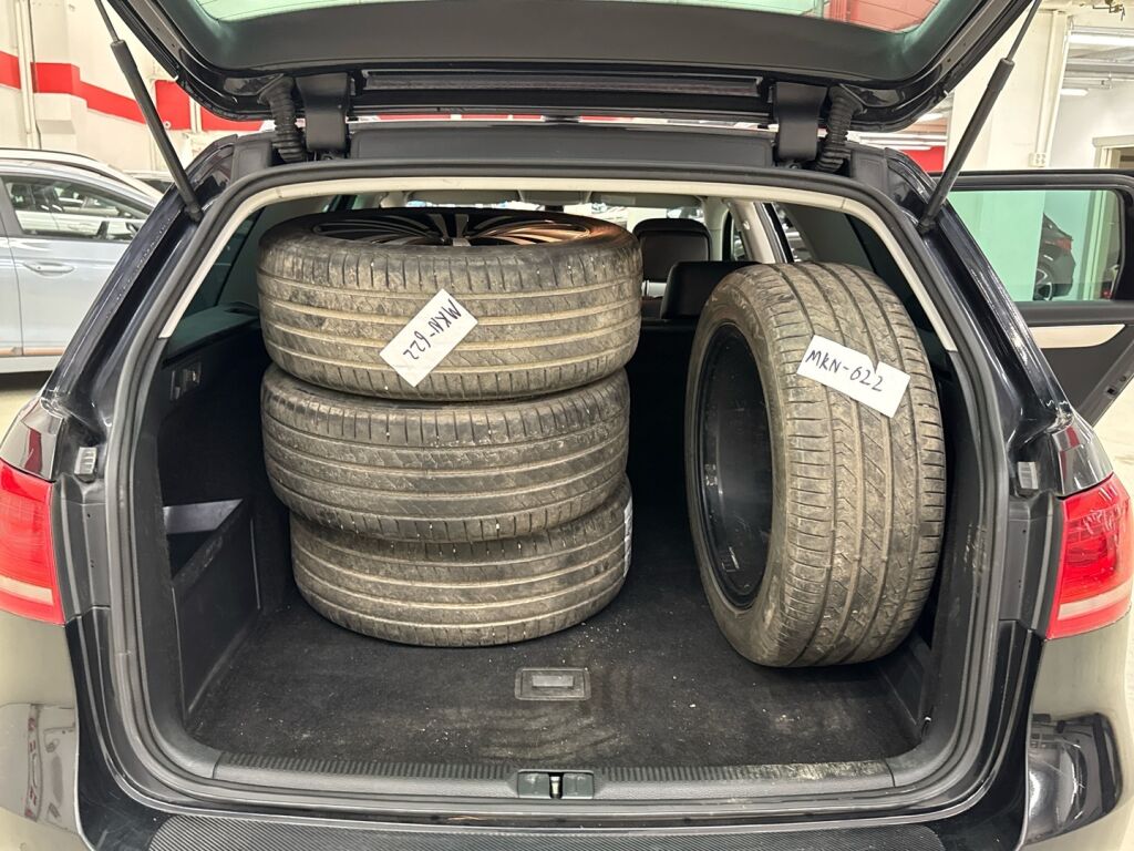 Volkswagen Passat 2011 Musta