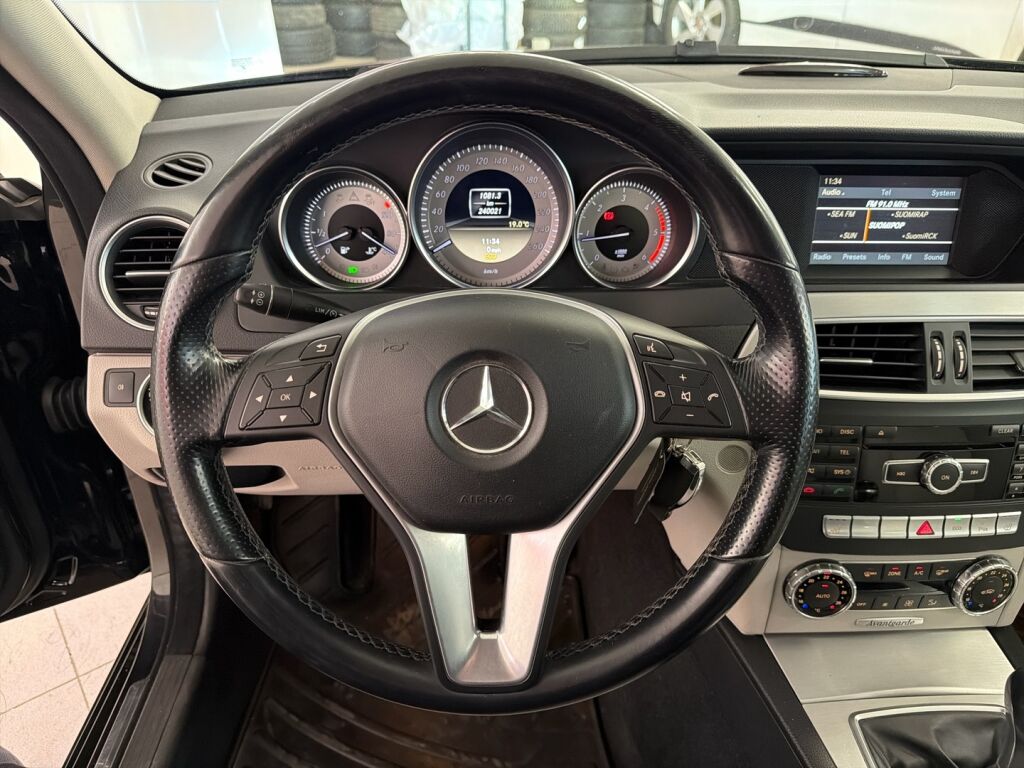 Mercedes-Benz C 2011 Musta