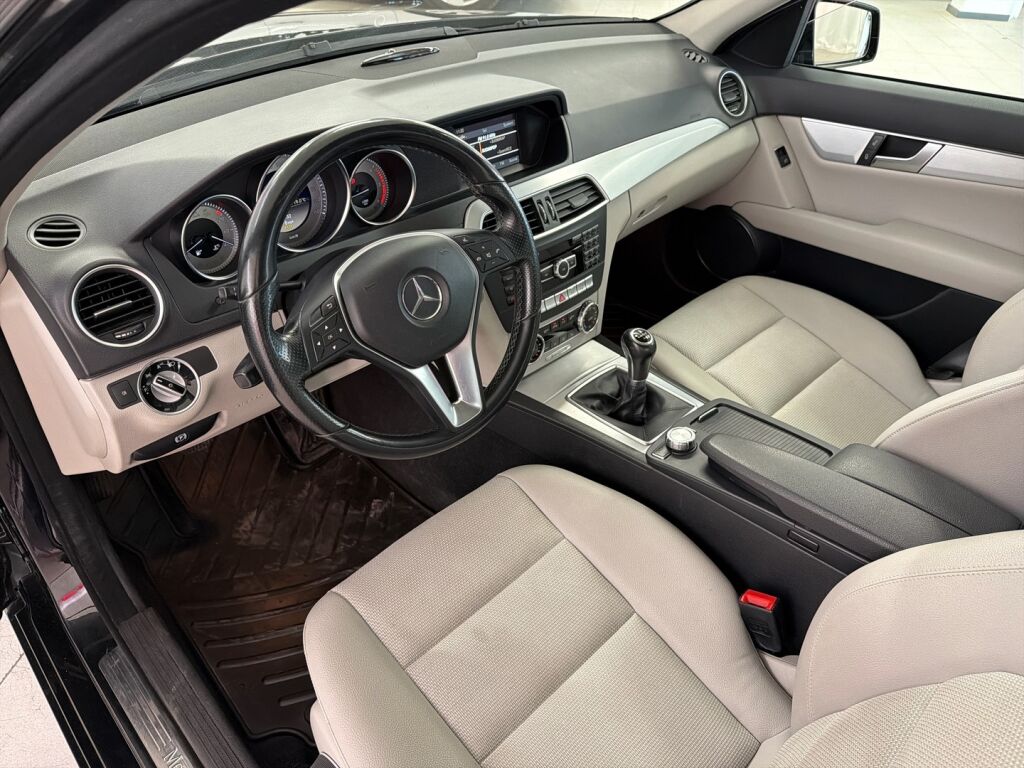 Mercedes-Benz C 2011 Musta