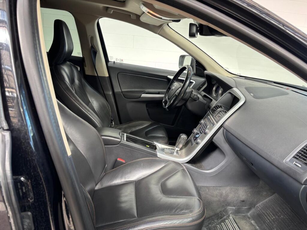 Volvo XC60 2011 Musta