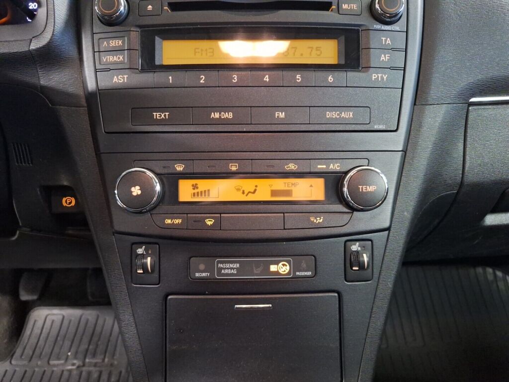 Toyota Avensis 2011 Harmaa