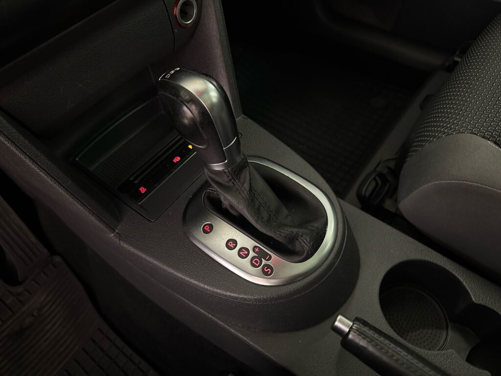 Volkswagen Touran 2011 Punainen