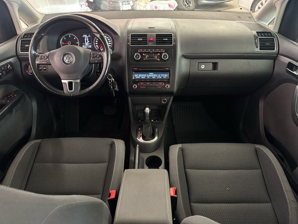 Volkswagen Touran 2011 Punainen