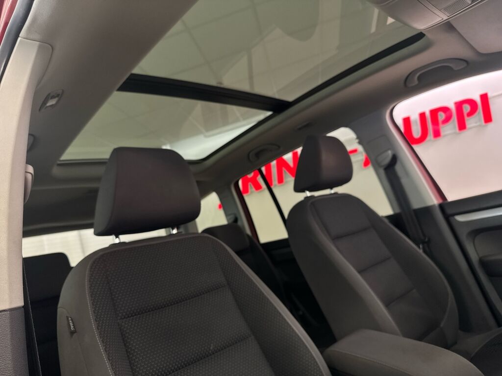 Volkswagen Touran 2011 Punainen