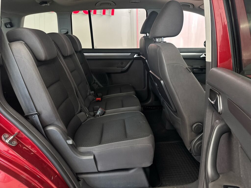 Volkswagen Touran 2011 Punainen