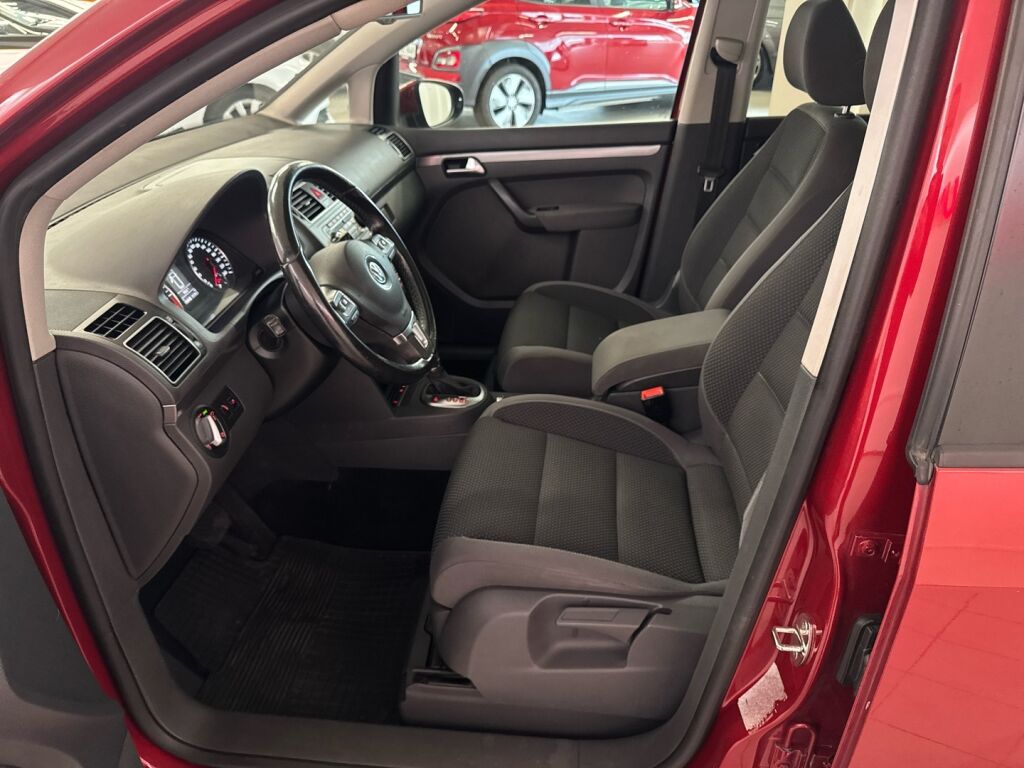 Volkswagen Touran 2011 Punainen