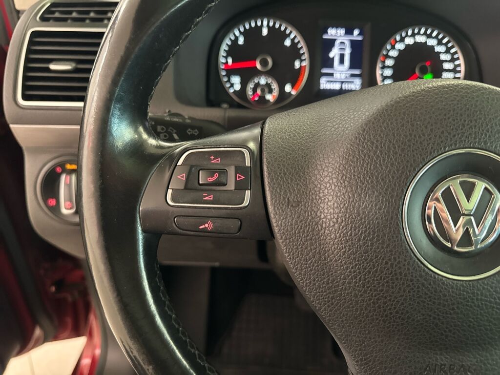 Volkswagen Touran 2011 Punainen