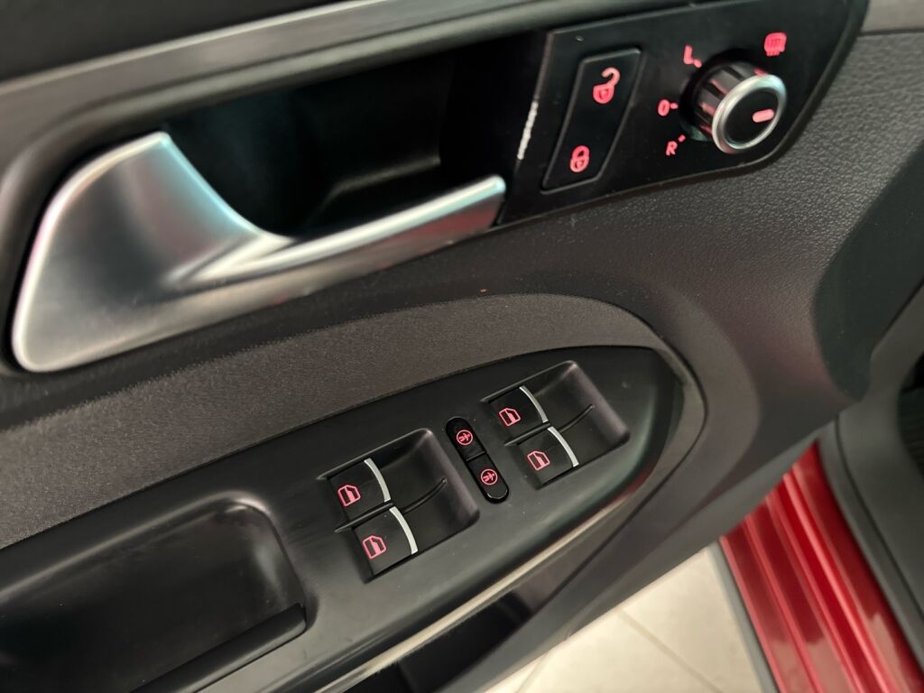 Volkswagen Touran 2011 Punainen