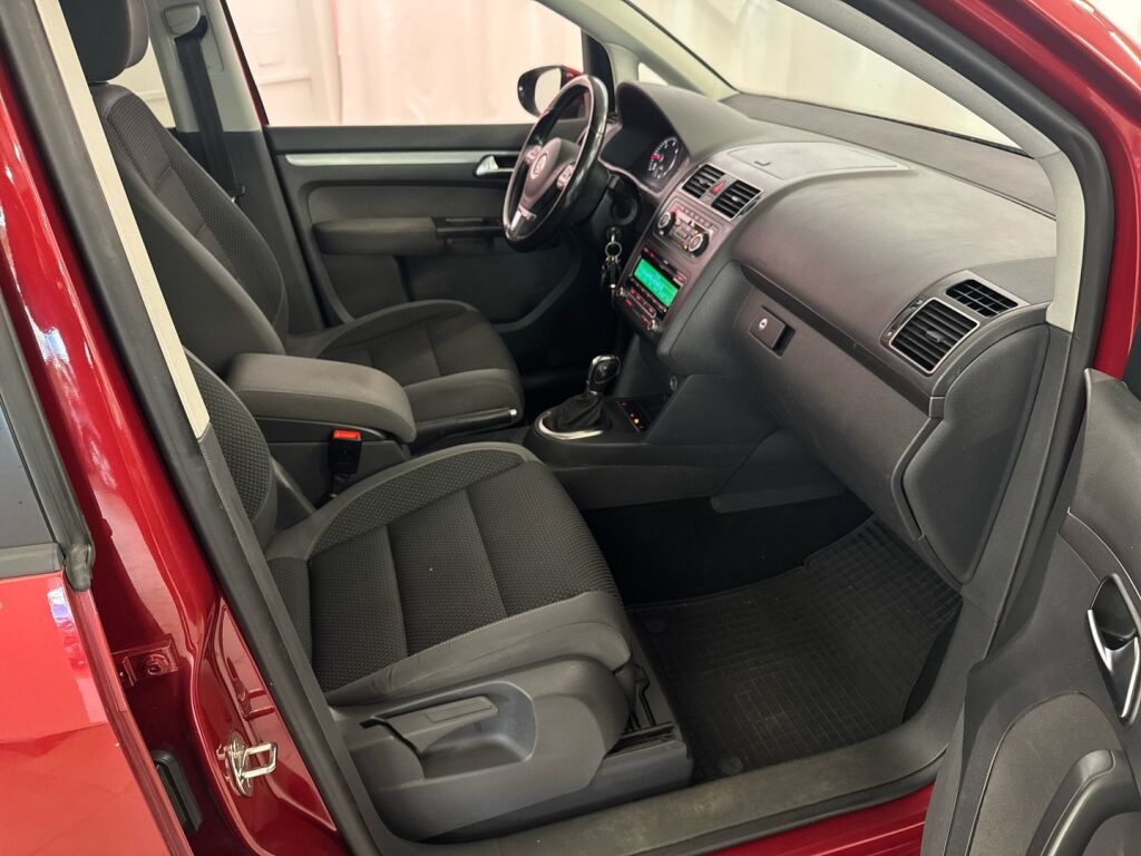 Volkswagen Touran 2011 Punainen