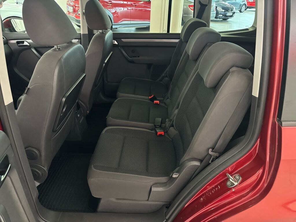 Volkswagen Touran 2011 Punainen