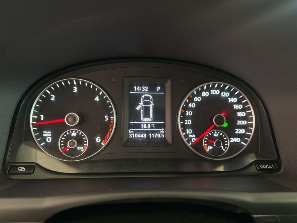 Volkswagen Touran 2011 Punainen