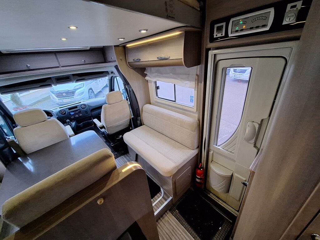 Adria MATRIX SUPREME 677 SC 2012 Valkoinen