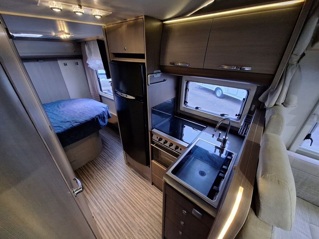 Adria MATRIX SUPREME 677 SC 2012 Valkoinen