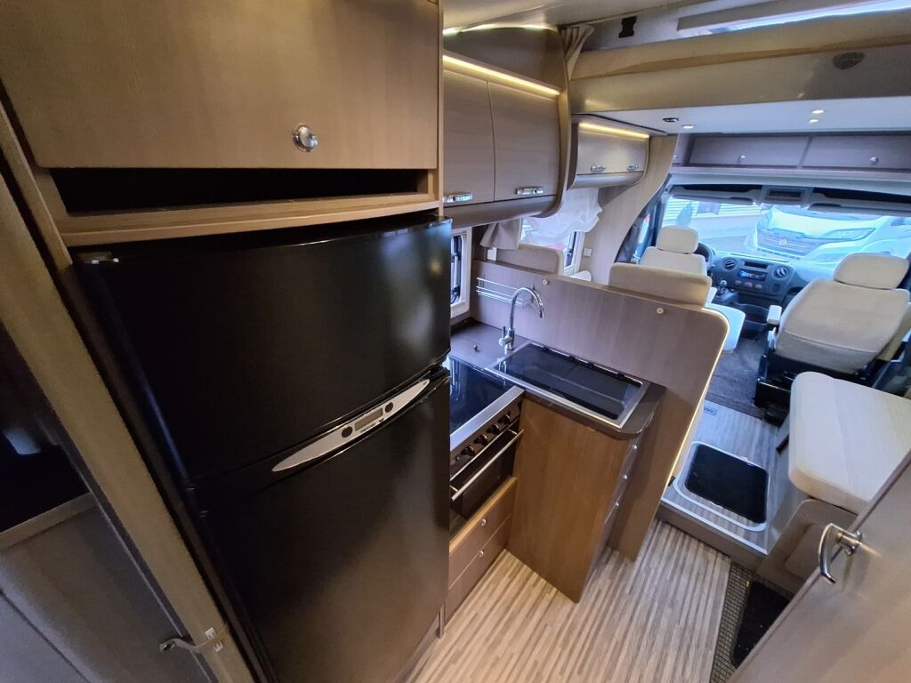 Adria MATRIX SUPREME 677 SC 2012 Valkoinen