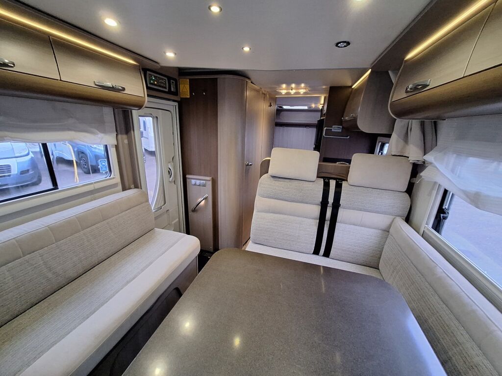 Adria MATRIX SUPREME 677 SC 2012 Valkoinen