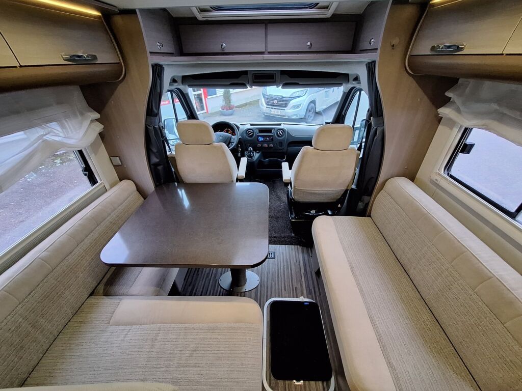 Adria MATRIX SUPREME 677 SC 2012 Valkoinen