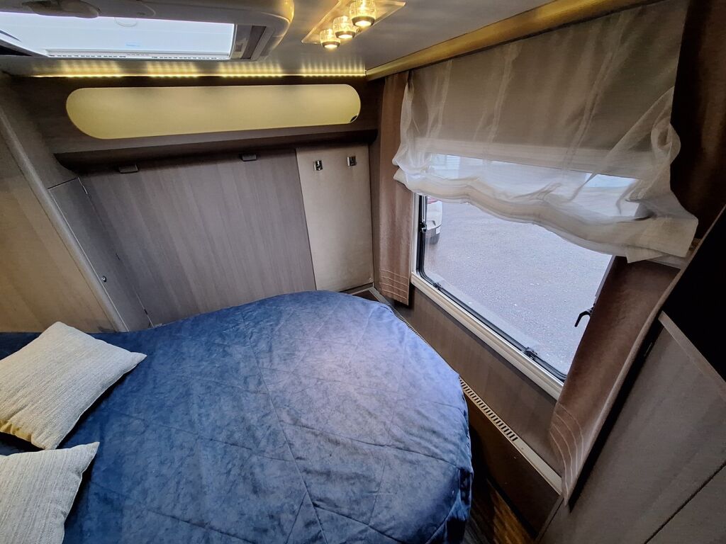 Adria MATRIX SUPREME 677 SC 2012 Valkoinen