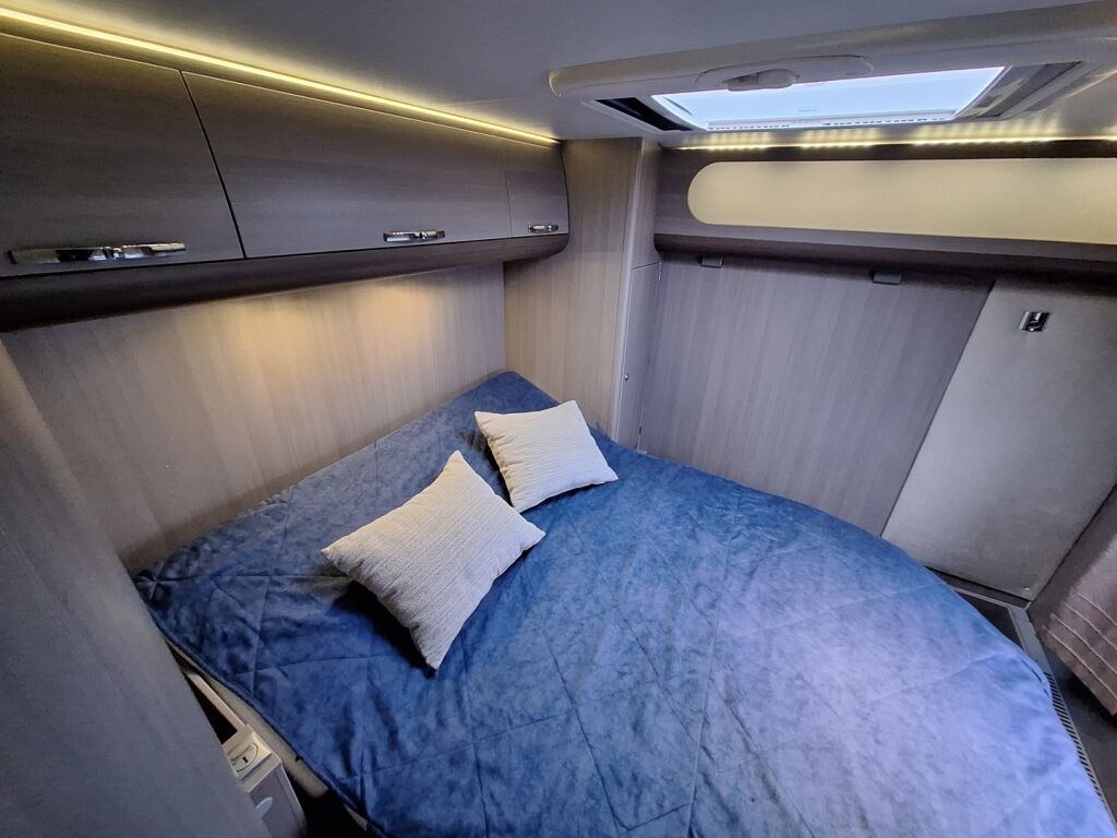 Adria MATRIX SUPREME 677 SC 2012 Valkoinen