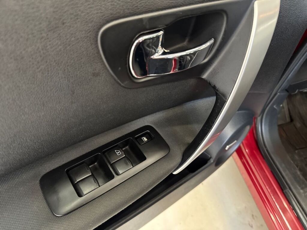 Nissan Qashqai+2 2012 Punainen