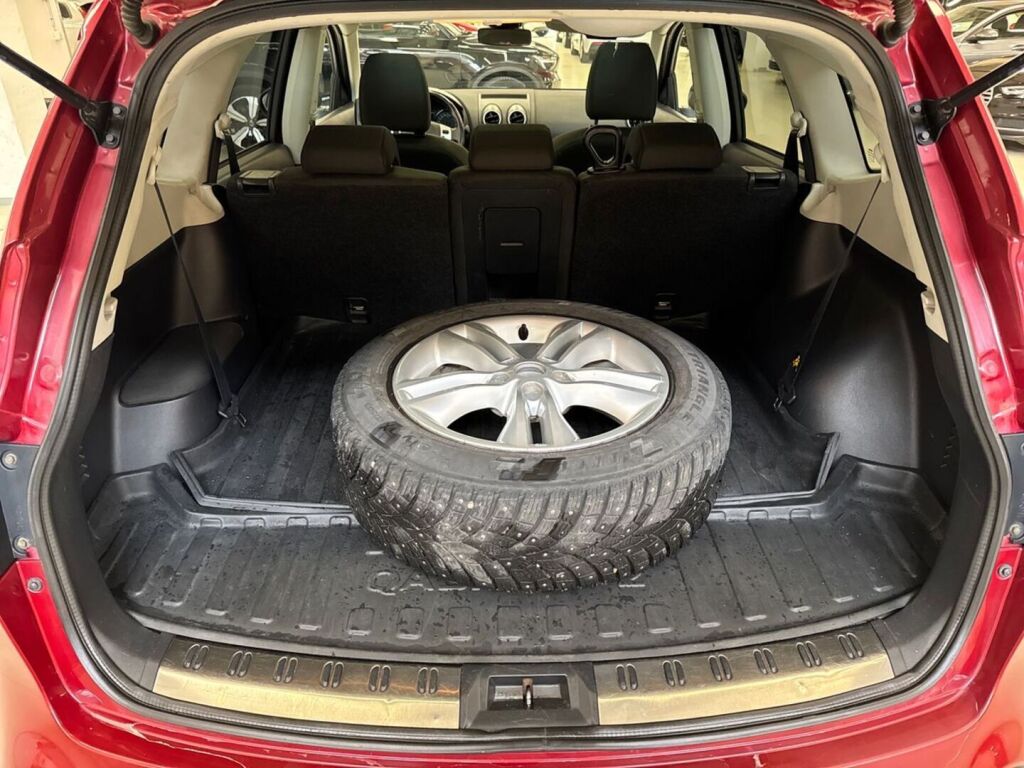 Nissan Qashqai+2 2012 Punainen