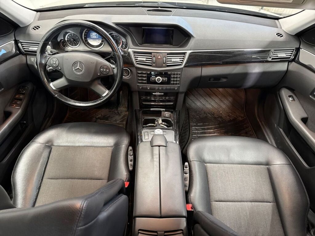 Mercedes-Benz E 2012 Ruskea (beige)