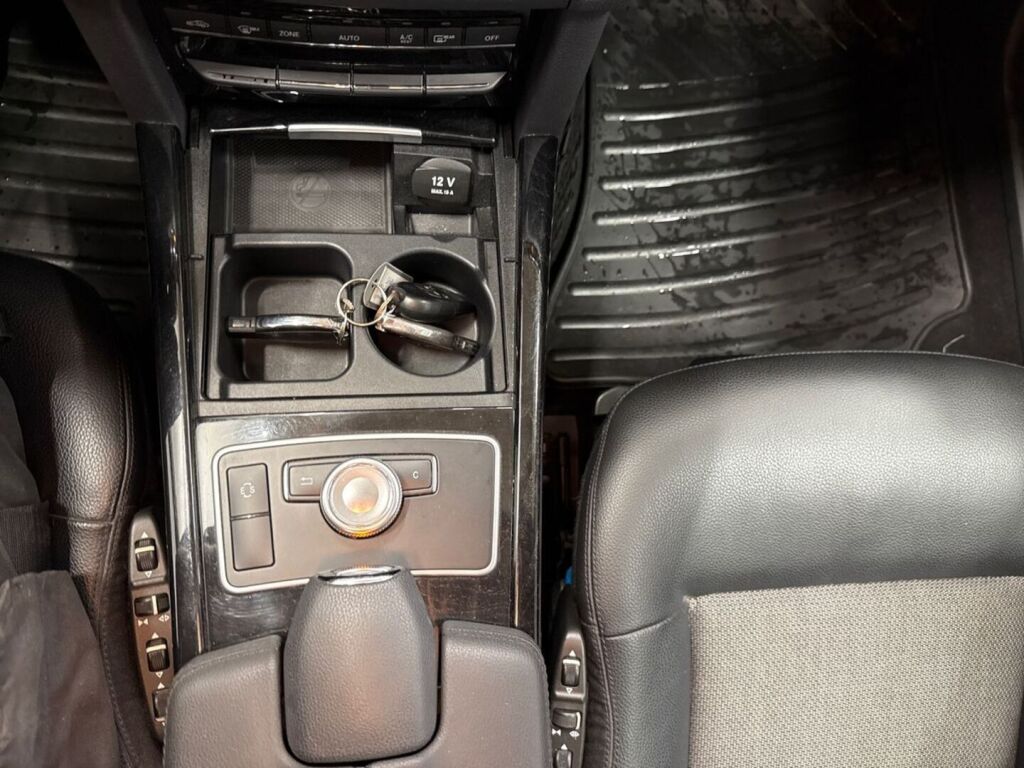 Mercedes-Benz E 2012 Ruskea (beige)