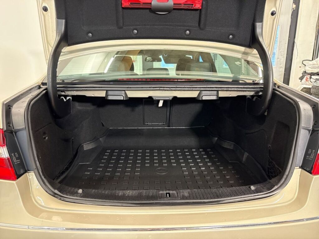 Mercedes-Benz E 2012 Ruskea (beige)