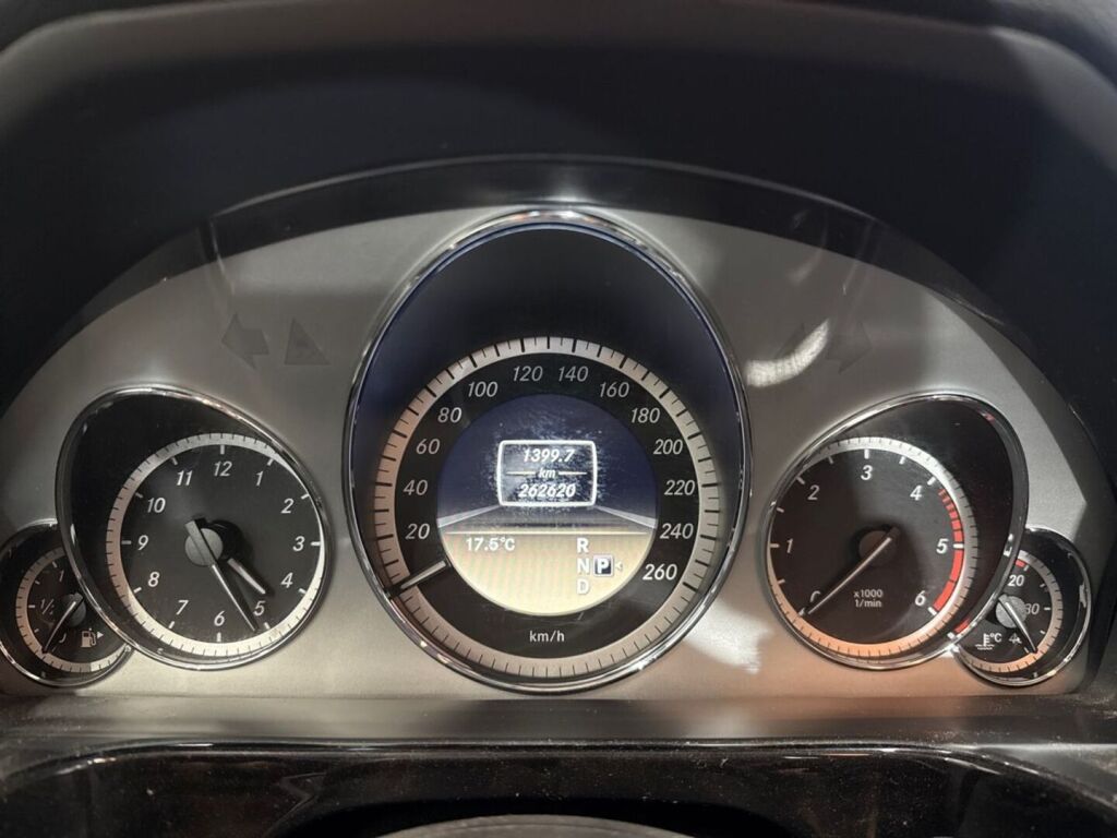Mercedes-Benz E 2012 Ruskea (beige)