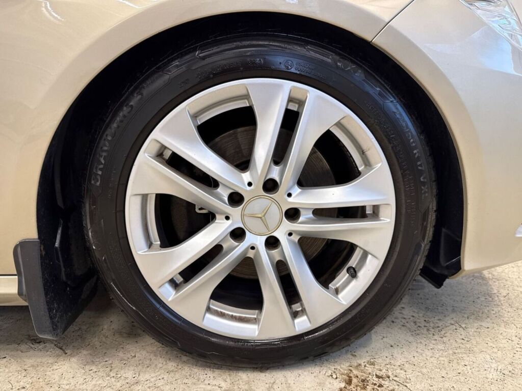 Mercedes-Benz E 2012 Ruskea (beige)