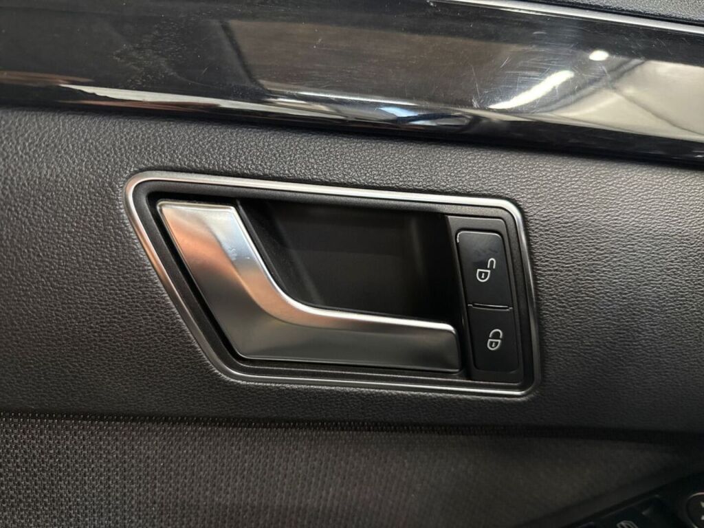 Mercedes-Benz E 2012 Ruskea (beige)