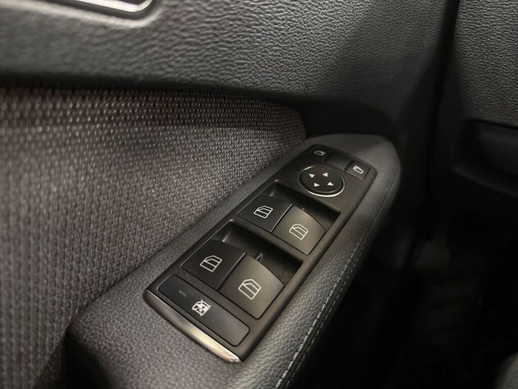 Mercedes-Benz E 2012 Ruskea (beige)