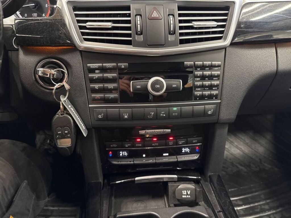 Mercedes-Benz E 2012 Ruskea (beige)