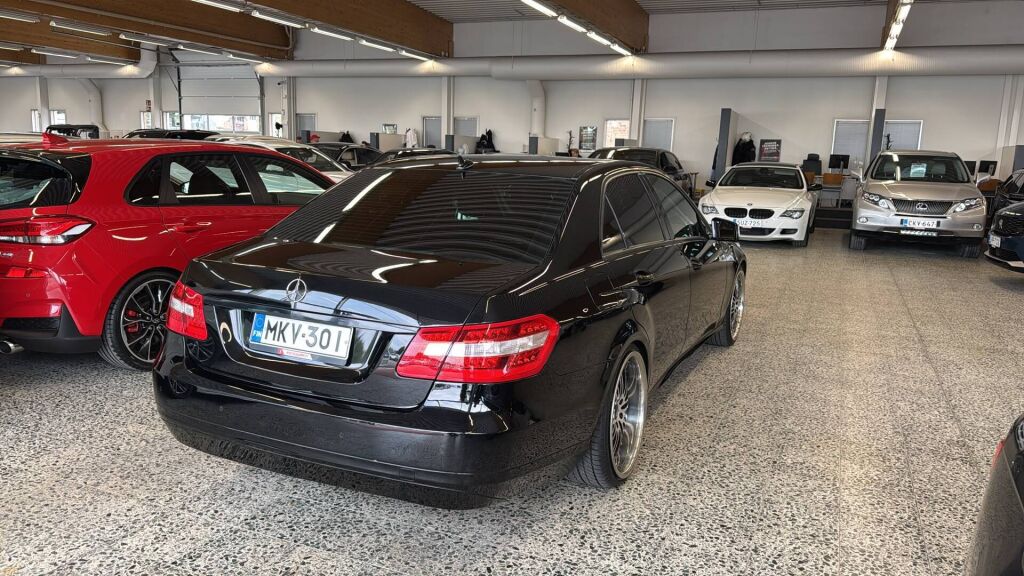 Mercedes-Benz E 2009 Musta