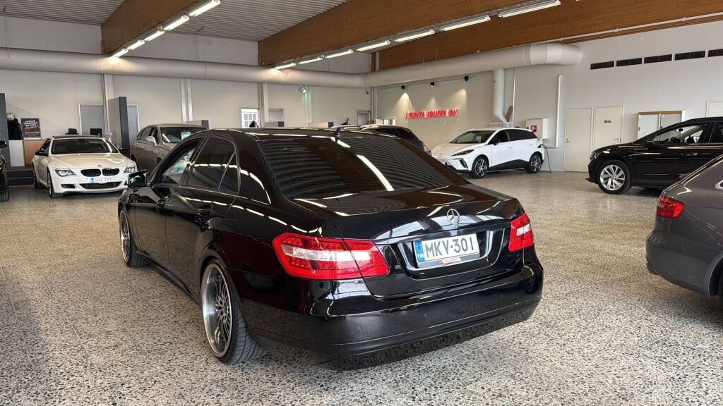 Mercedes-Benz E 2009 Musta