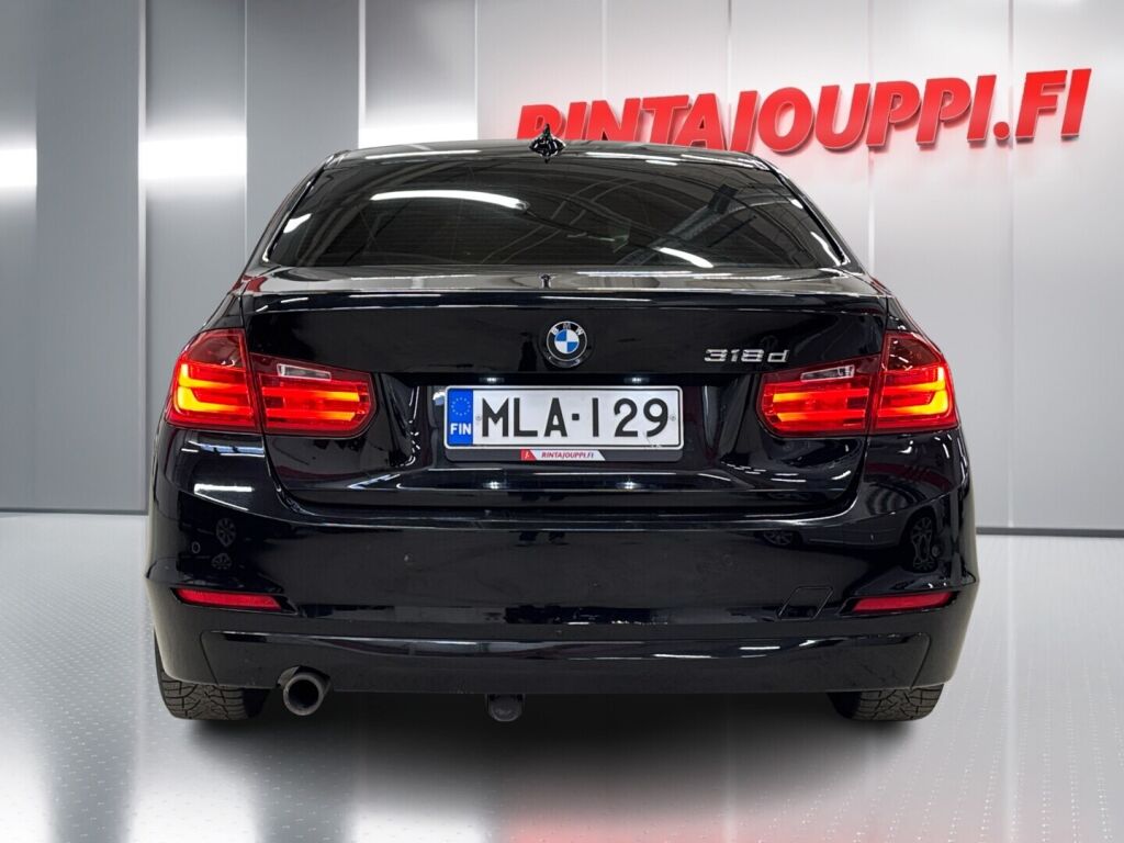 BMW 318 2013 Musta