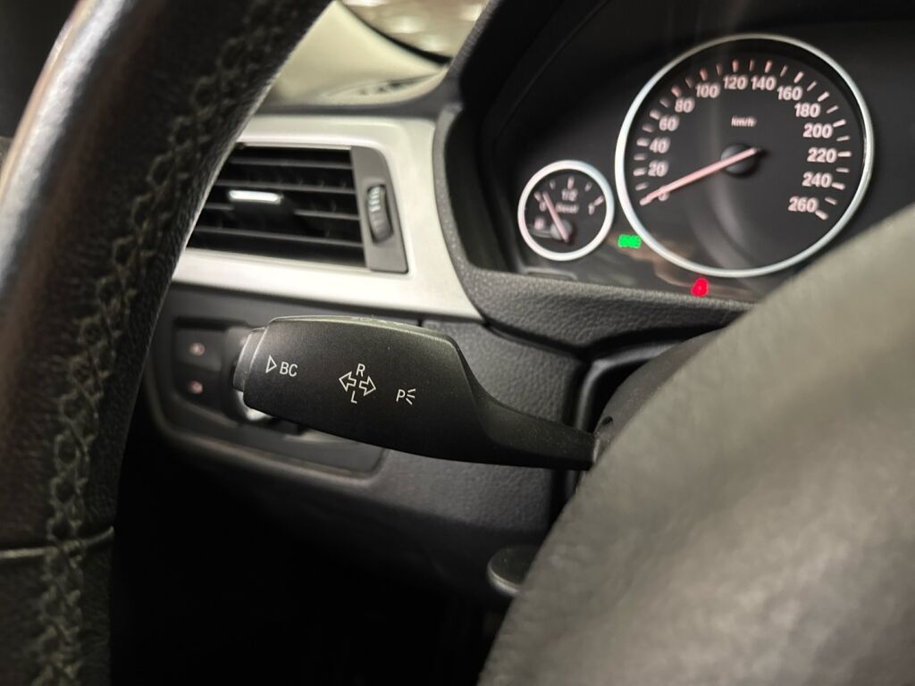 BMW 318 2013 Musta