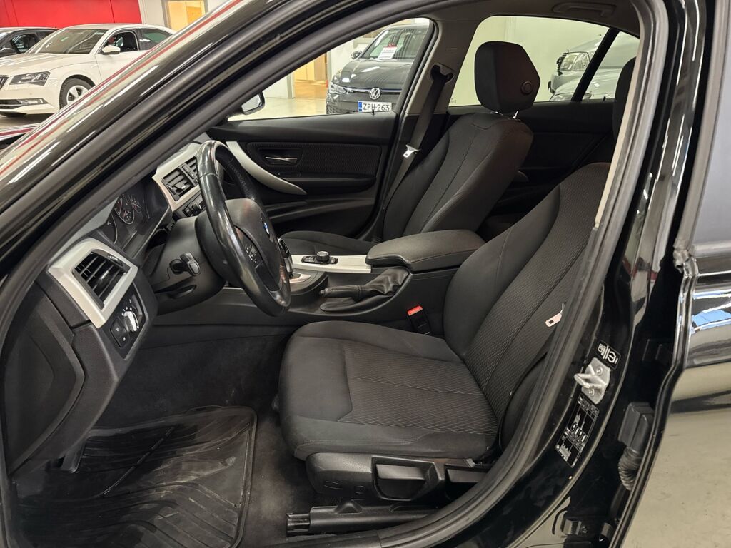 BMW 318 2013 Musta