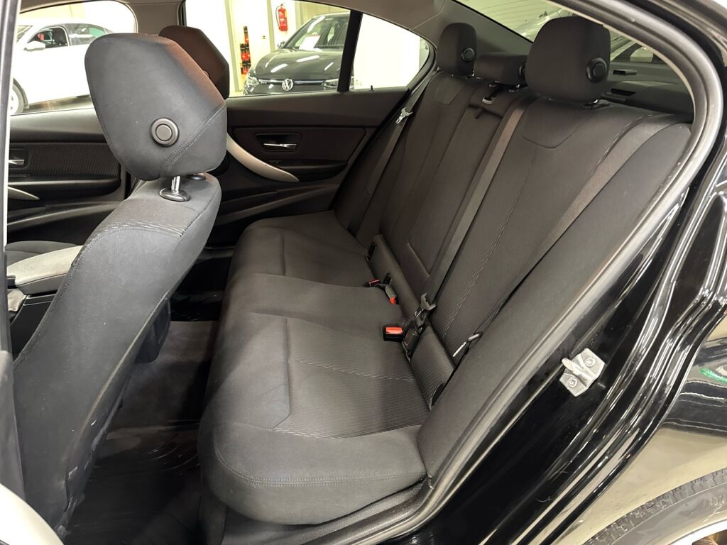 BMW 318 2013 Musta