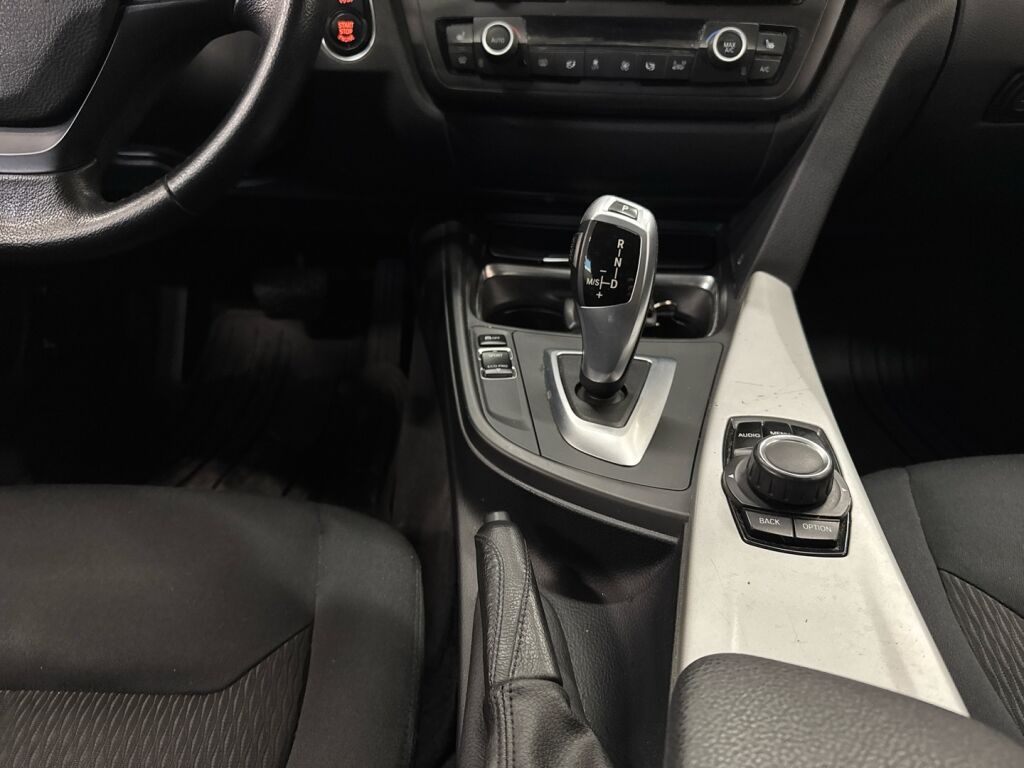 BMW 318 2013 Musta