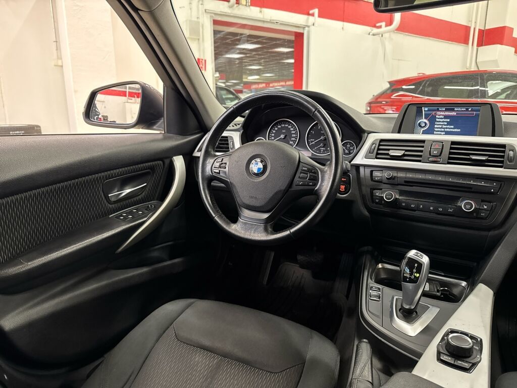 BMW 318 2013 Musta